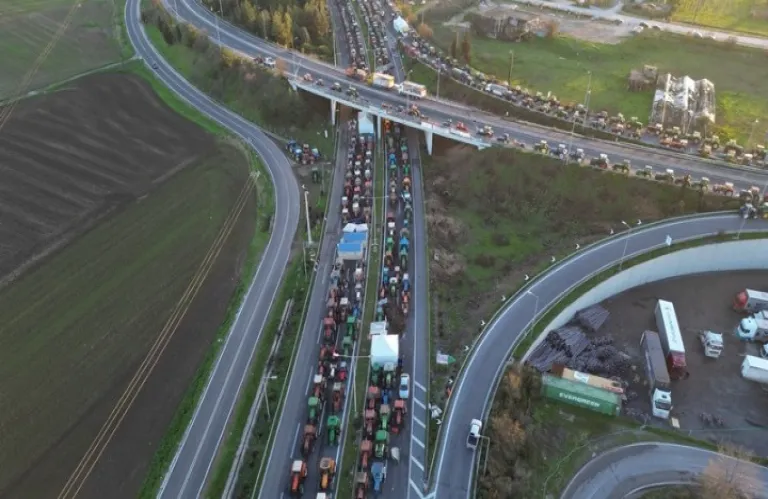 Παραμένουν τα μπλόκα αγροτών σε όλη την Ελλάδα - Συναντήσεις με υπουργούς στην Κρήτη