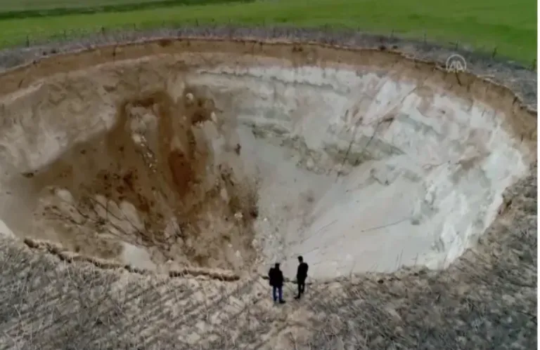 Γιατί έχουν ανοίξει εκατοντάδες τεράστιες καταβόθρες στην Τουρκία