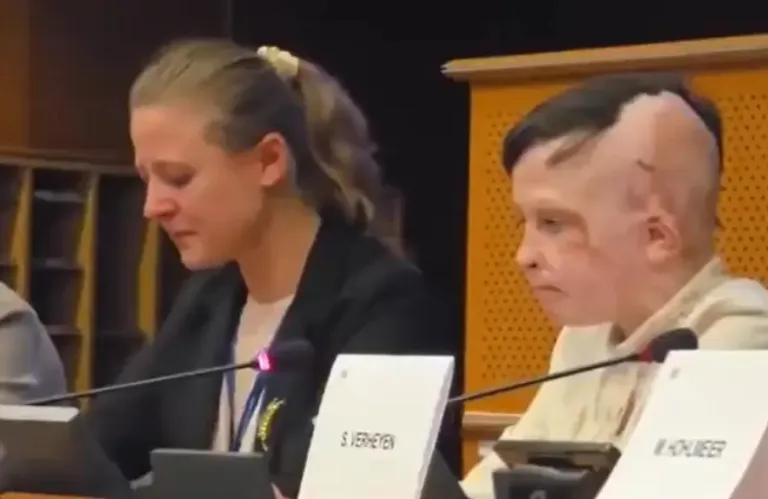 «Ήταν η τελευταία φορά που είδα τη μαμά μου»: Ο 11χρονος Ρόμαν από Ουκρανία λύγισε διερμηνέα και κοινό στο Στρασβούργο