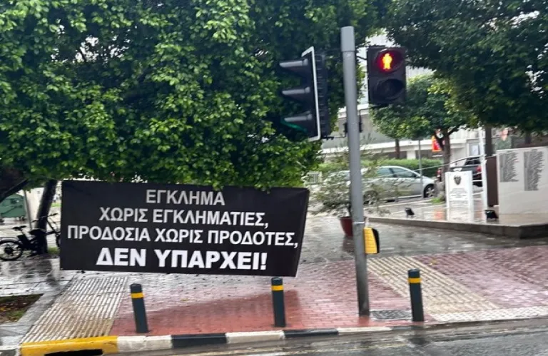 Την αποκαθήλωση μνημείου στον Στρόβολο ζητά ο Σύνδ. Δημοκρατικών Αντιστασιακών