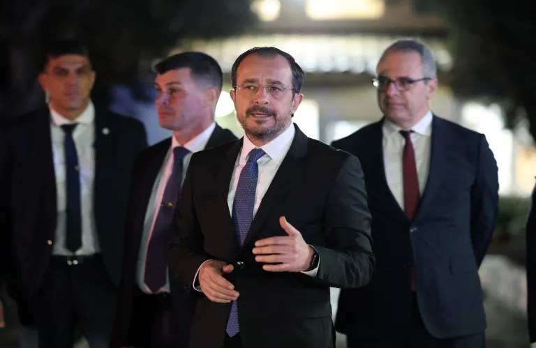 Ικανοποίηση Χριστοδουλίδη για τριμερή: «Για πρώτη φορά από 2020, γίνεται αναφορά στα ψηφίσματα Συμβουλίου Ασφαλείας ΟΗΕ»