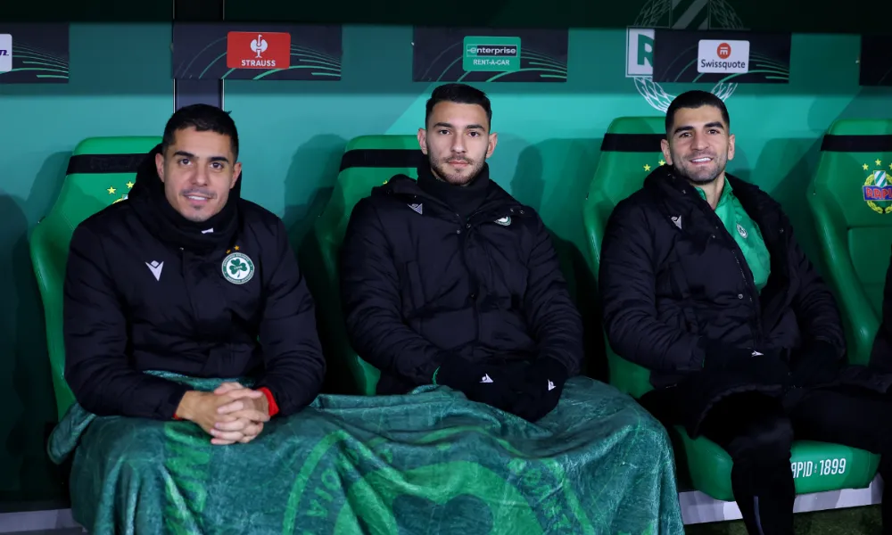 Πράσινος... εξοπλισμός για το κρύο στον πάγκο της Ομόνοιας