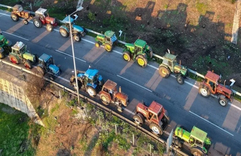 Έφτασαν Θεσσαλονική οι αγρότες - Παραμένουν τα μπλόκα σε όλη την Ελλάδα