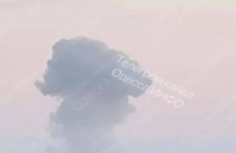 Ουκρανία: Φλέγεται εμπορικό πλοίο μετά από ρωσική επίθεση στην περιοχή της Οδησσού