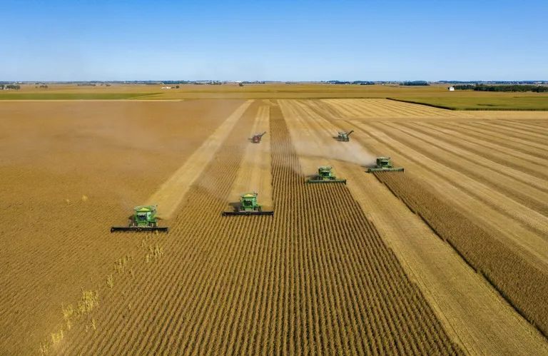 Σε αποκλεισμούς οδικών αξόνων προχώρησαν Γάλλοι αγρότες