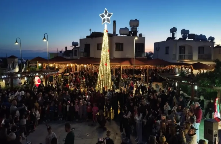 Σε εορταστικό κλίμα η φωταγώγηση του Χριστουγεννιάτικου διάκοσμου στην Τάλα