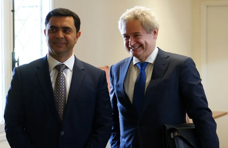 Οι ηγέτες κάνουν δειλά βήματα, όμως οι πρώην διαπραγματευτές δεν εντυπωσιάστηκαν