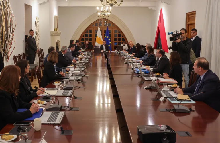 Κομματική ενδυνάμωση ή αποδυνάμωση;