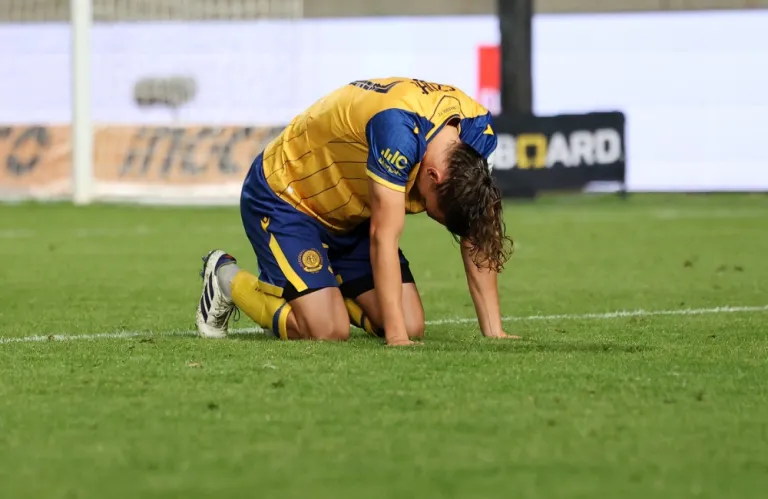 Μπερδεμένη ΑΕΛ