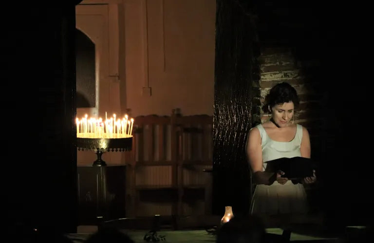 Όταν η μνήμη γίνεται φως στη σκηνή: Η Έλενα Χατζηαυξέντη για τα «Τελευταία Χριστούγεννα του Αυξεντίου»