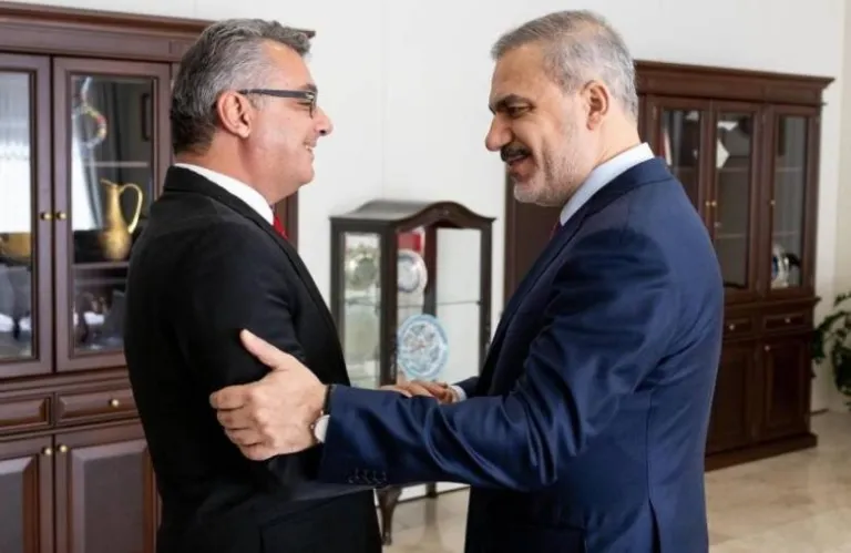 Ο Έρχιουρμαν διαψεύδει δημοσιεύματα περί επικοινωνίας του με τον Φιντάν κατά την τριμερή