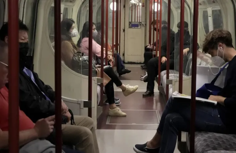 «Σούπερ γρίπη» δοκιμάζει τα βρετανικά νοσοκομεία: Έκκληση στους γιατρούς να αναβάλλουν την απεργία