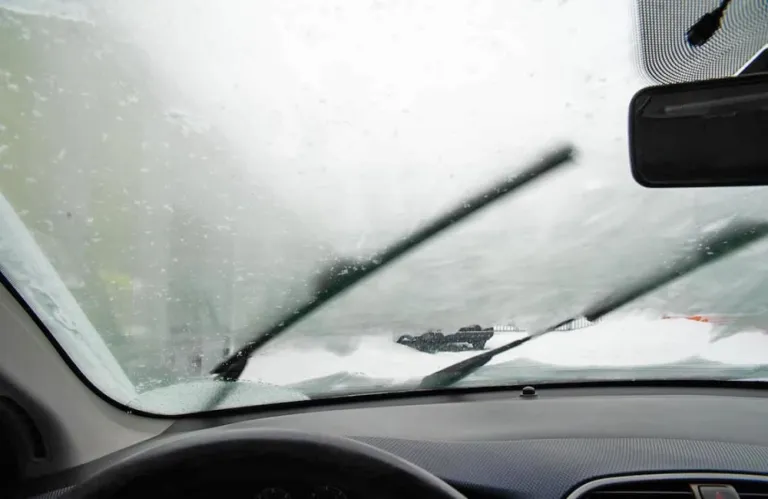 Το «κόλπο» για γρήγορο ξεθάμπωμα των τζαμιών