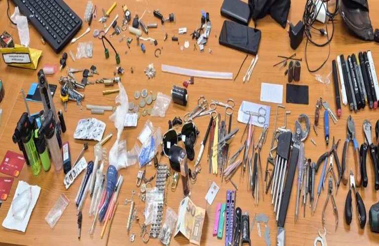 Συνελήφθη 34χρονος στο Δάλι με κοσμήματα, κάρτες, μαχαίρια και ναρκωτικά (φωτογραφίες)