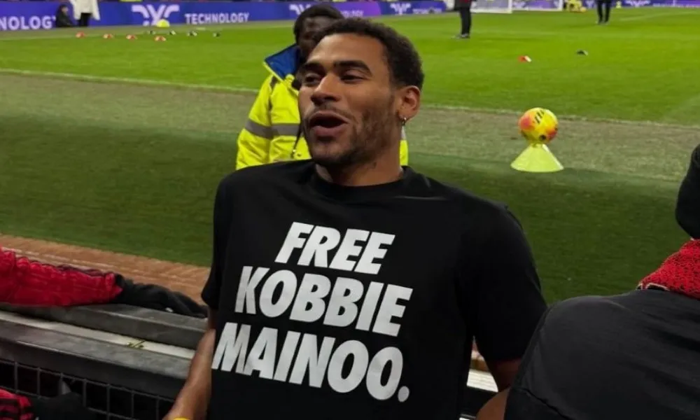 Η οικογένεια Μέινου έστειλε μήνυμα σε Γιουνάιτεντ και Αμορίν με ένα... μπλουζάκι!