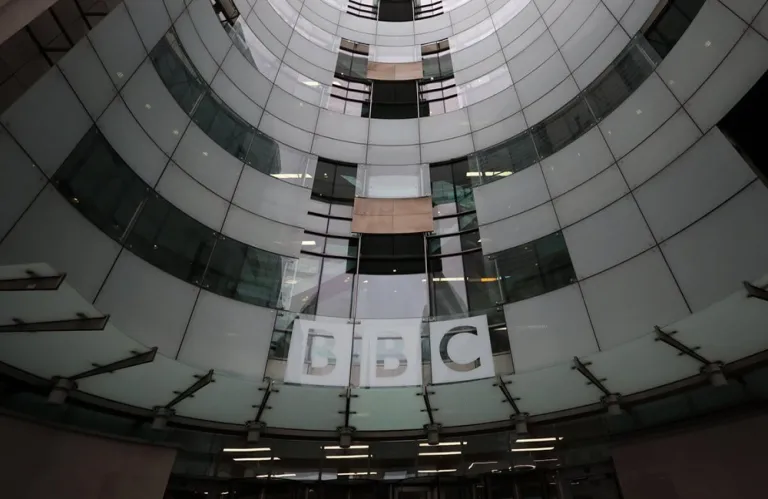 Το BBC λέει ότι θα αντιπαλέψει την αγωγή του Τραμπ για δυσφήμηση