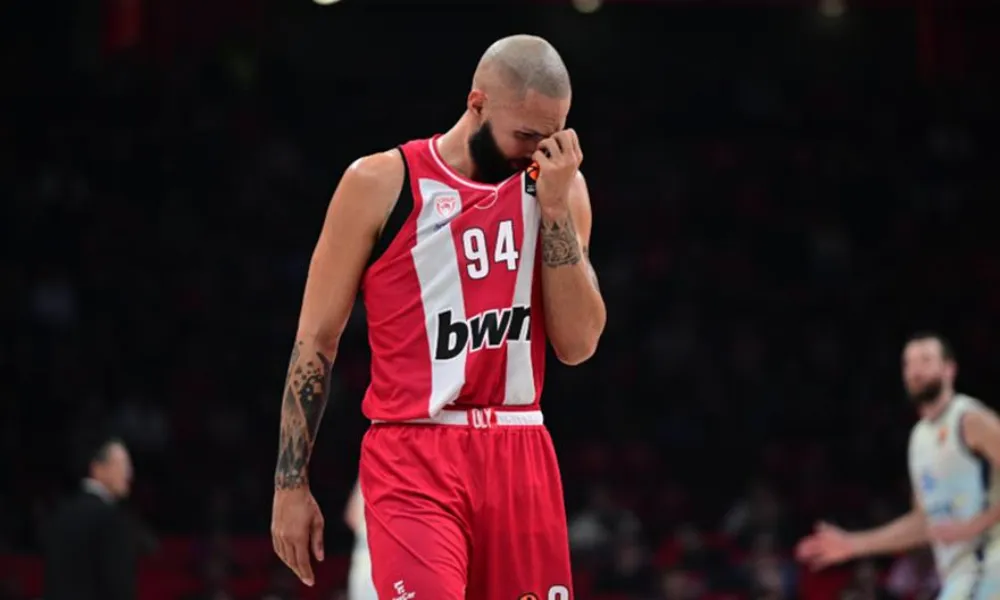 Kαταστροφικό τέταρτο δεκάλεπτο και ήττα από τη Βαλένθια για τον Ολυμπιακό