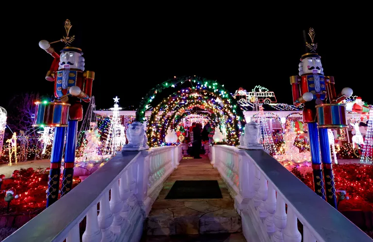 ΗΠΑ: 200.000 φωτάκια «ντύνουν» μια γειτονιά στο Χριστουγεννιάτικο πνεύμα