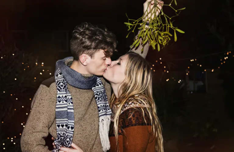 Φιλί κάτω από το γκι: Τι μας λέει η επιστήμη για το έθιμο και το ρεκόρ Guinness