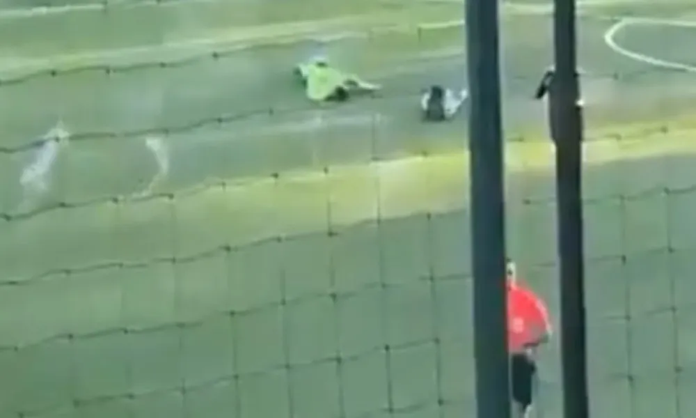 BINTEO: Φωτοβολίδες τραυμάτισαν τρεις ποδοσφαιριστές σε αγώνα ομάδων Κ18 στη Γαλλία