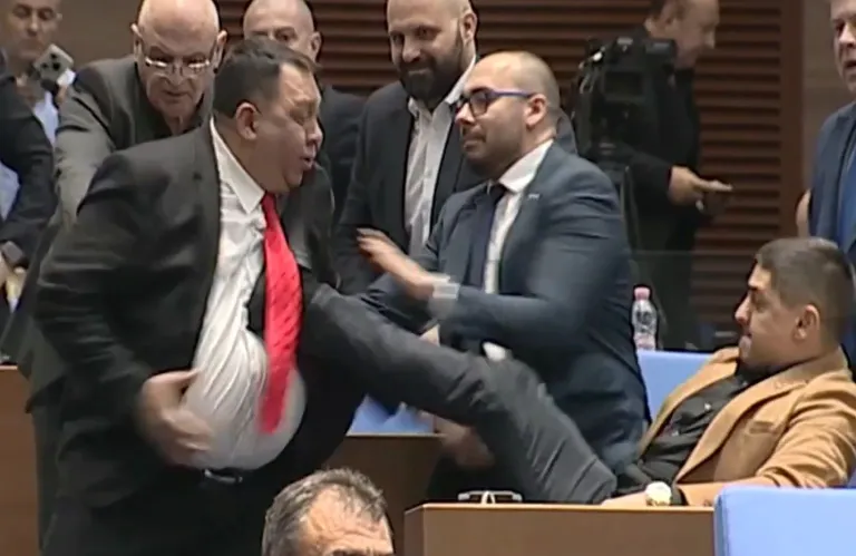 Χάος στη Βουλή της Βουλγαρίας - Καβγάς με γροθιές λίγες ημέρες πριν από την ένταξη στο ευρώ