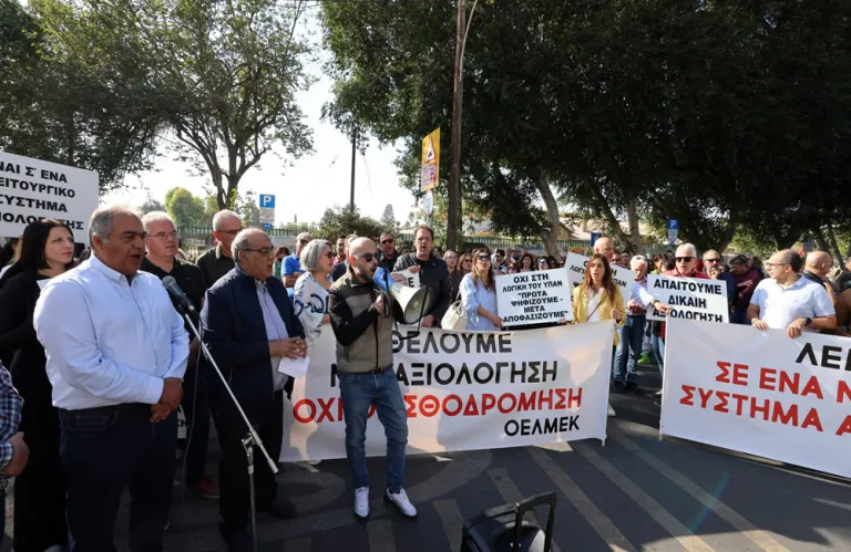 Όμηροι των εκπαιδευτικών γονείς και μαθητές - Απεργούν από το... σπίτι