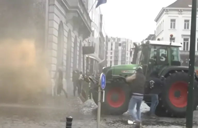 Βρυξέλλες: Επεισόδια και δακρυγόνα στη συγκέντρωση των αγροτών (βίντεο)