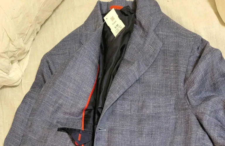 Αγόρασε σακάκια 10 δολαρίων από κατάστημα μεταχειρισμένων - Έπαθε σοκ όταν έμαθε την πραγματική τους αξία