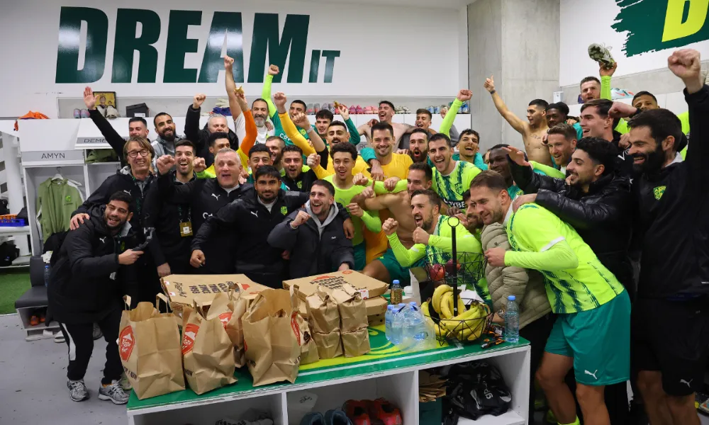 Τρελά πανηγύρια και... πίτσες στα αποδυτήρια!