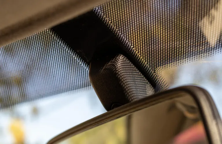 Γιατί υπάρχουν μαύρες κουκκίδες στο παρμπρίζ του αυτοκινήτου - Ποιος είναι ο ρόλος τους