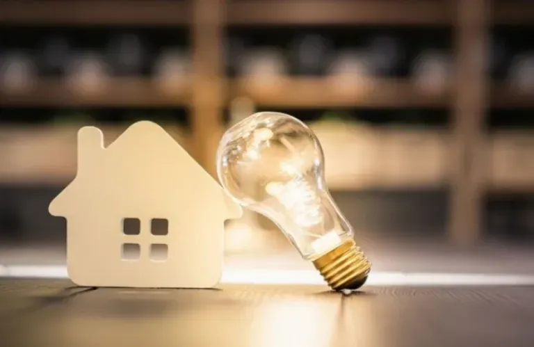 Γιατί δεν θα ευτυχήσουμε να δούμε σοβαρές μειώσεις στην τιμή του ρεύματος το 2026;