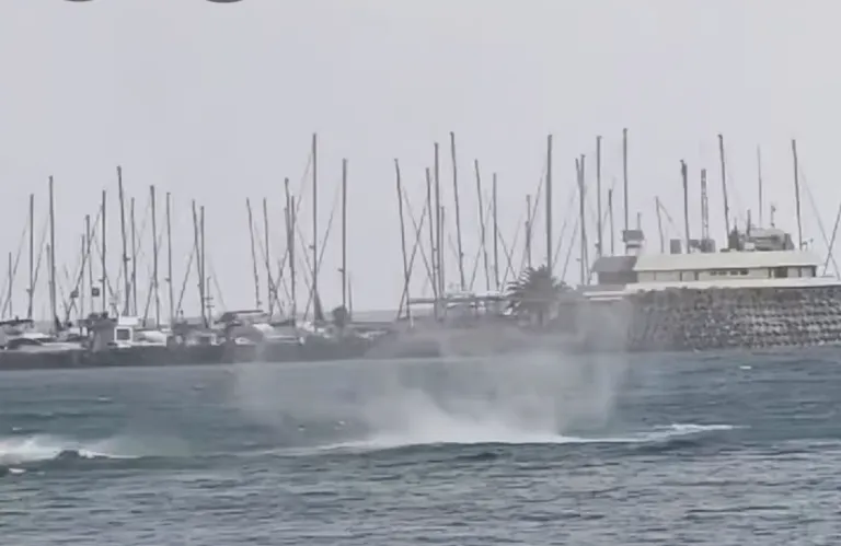 Υδροστρόβιλος κοντά σε ξενοδοχείο στην Αμαθούντα - Κατευθύνεται προς τη στεριά (βίντεο)