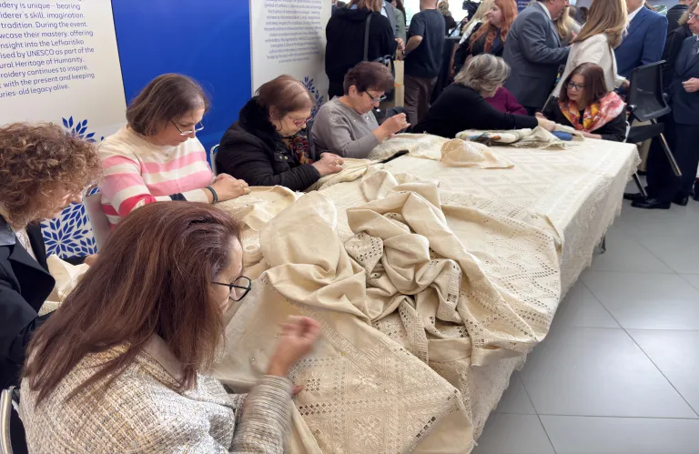 Προτάσεις για την προστασία των λευκαρίτικων θέλει ο Χριστοδουλίδης από τις κεντήτριες