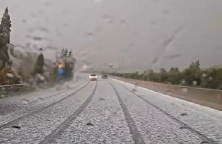 Εικόνες κατακλυσμού στην Πάφο, δρόμοι μετατράπηκαν σε ποτάμια - Λευκό τοπίο από το χαλάζι (βίντεο)