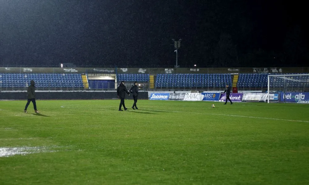 Πάφος-ΑΠΟΕΛ: Έπιασε ξανά η βροχή, όλα ανοιχτά