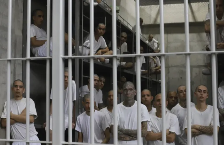 Το CBS News ανέστειλε επ’ αόριστον τη μετάδοση ντοκιμαντέρ για τη διαβόητη φυλακή CECOT στο Ελ Σαλβαδόρ