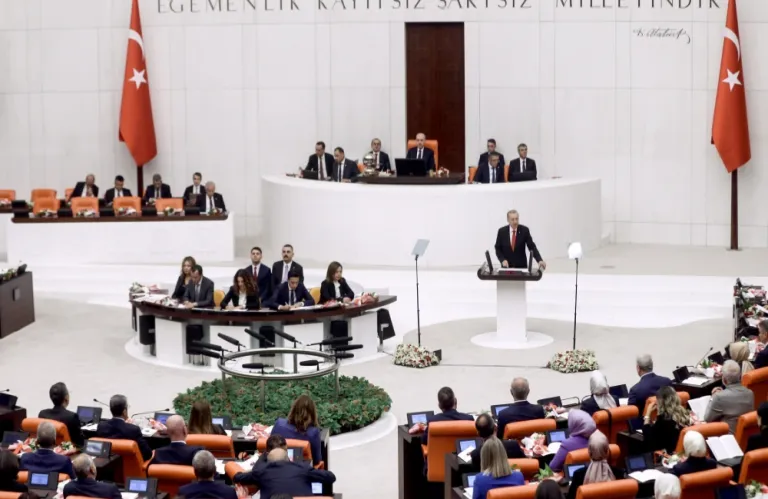 Eπεισόδια στην τουρκική Βουλή κατά την ολοκλήρωση συζητήσεων για προϋπολογισμό 2026 (βίντεο)
