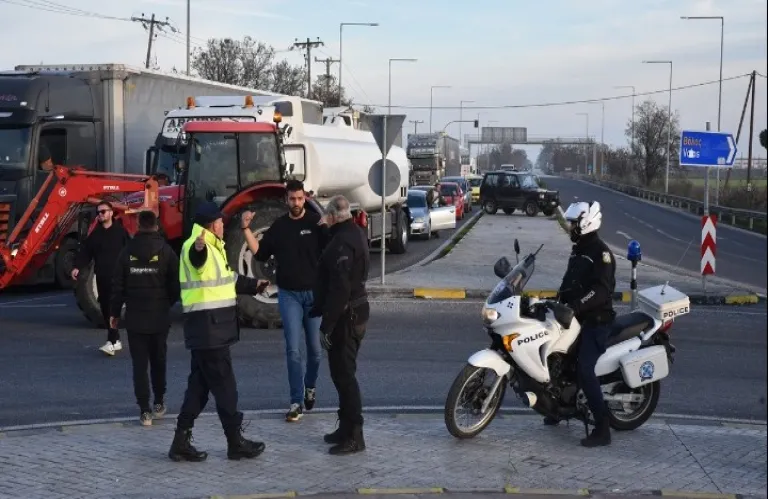 Παραμένουν στα μπλόκα οι αγρότες - Αποκλεισμός στις σήραγγες των Τεμπών για τη διέλευση των φορτηγών