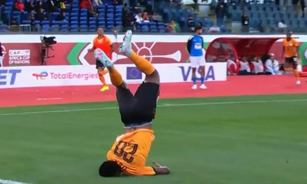 BINTEO: Ισοφάρισε στις καθυστερήσεις για τη Ζάμπια και πανηγύρισε... τρώγοντας τα μούτρα του ο Ντάκα!