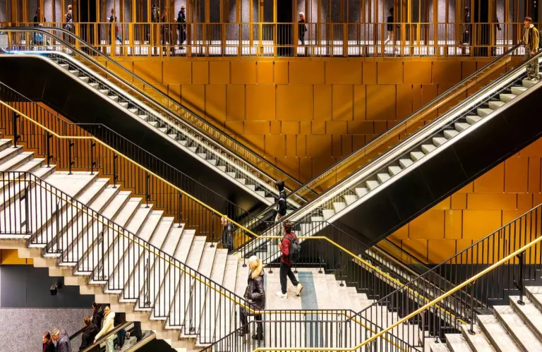 Όλος ο κόσμος μιλάει γι' αυτόν - Άνοιξε τις πύλες του ο πιο εντυπωσιακός σταθμός μετρό της Ευρώπης (βίντεο)