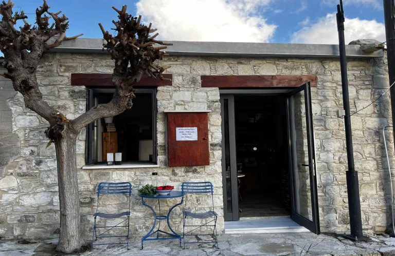 Μια λιλιπούτεια βιβλιοθήκη με μεγάλη καρδιά στην Αμαργέτη