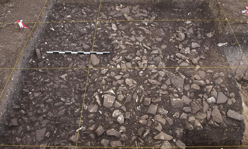 Λίθινη δομή και κινητά λίθινα ευρήματα σε προϊστορική ανασκαφή στον Άνω Ρουδιά