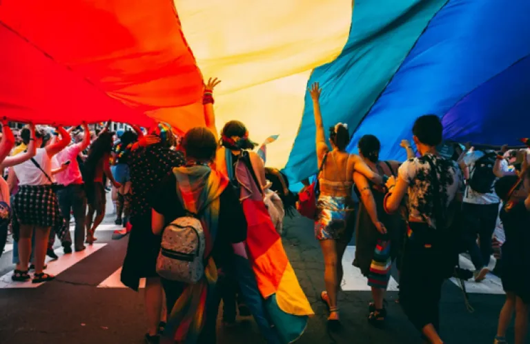 Πώς οι μεγάλες επιχειρήσεις υπονομεύουν τη δημόσια υποστήριξη για το Pride