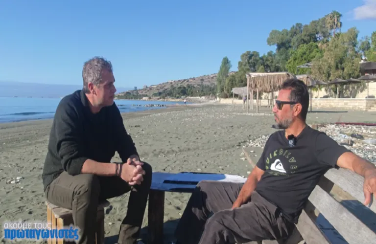 «Ακούμε τους Πρωταγωνιστές»: Ο Κώστας Συμεωνίδης μιλά στον Μιχάλη Κουνούνη για τα ταξίδια ζωής πάνω σε μια σανίδα