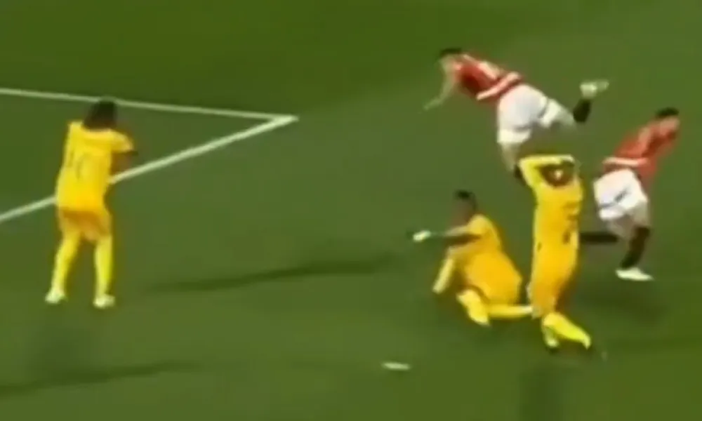 ΒΙΝΤΕΟ: Τραυματίστηκε με άλμα αυτοθυσίας για να μην χτυπήσει τον Σαλάχ!