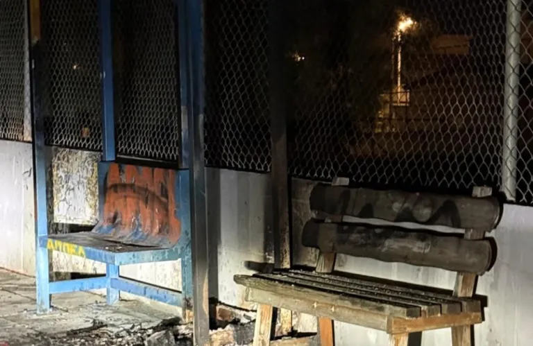Αραδίππου: Βανδαλισμοί πίσω από το Α΄ Δημοτικό - Φωτιά σε στάση λεωφορείου και καταστροφές