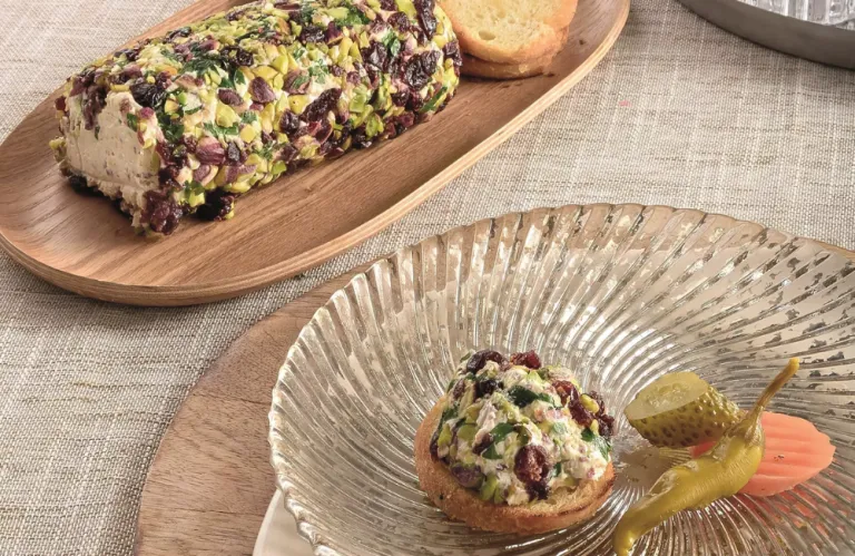 Χριστουγεννιάτικη συνταγή: Κορμός με κατσικίσιο τυρί, κράνμπερις και φιστίκια Αιγίνης