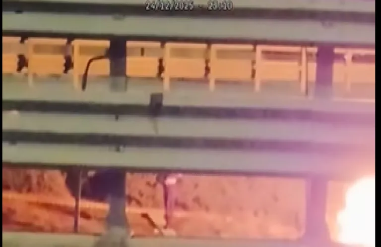 Ανήλικοι άναψαν φωτιές σε κυκλικό κόμβο στη Λεμεσό - Συνελήφθη ένας (βίντεο)