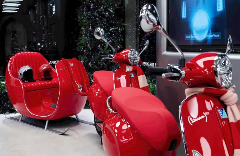 Vespa Slitta Babbo Natale: Το πιο ευφάνταστο «έλκηθρο» του Άγιου Βασίλη