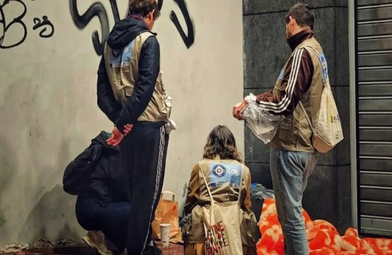 Η ομάδα Street Work μια «αγκαλιά» για τους άστεγους της Αθήνας